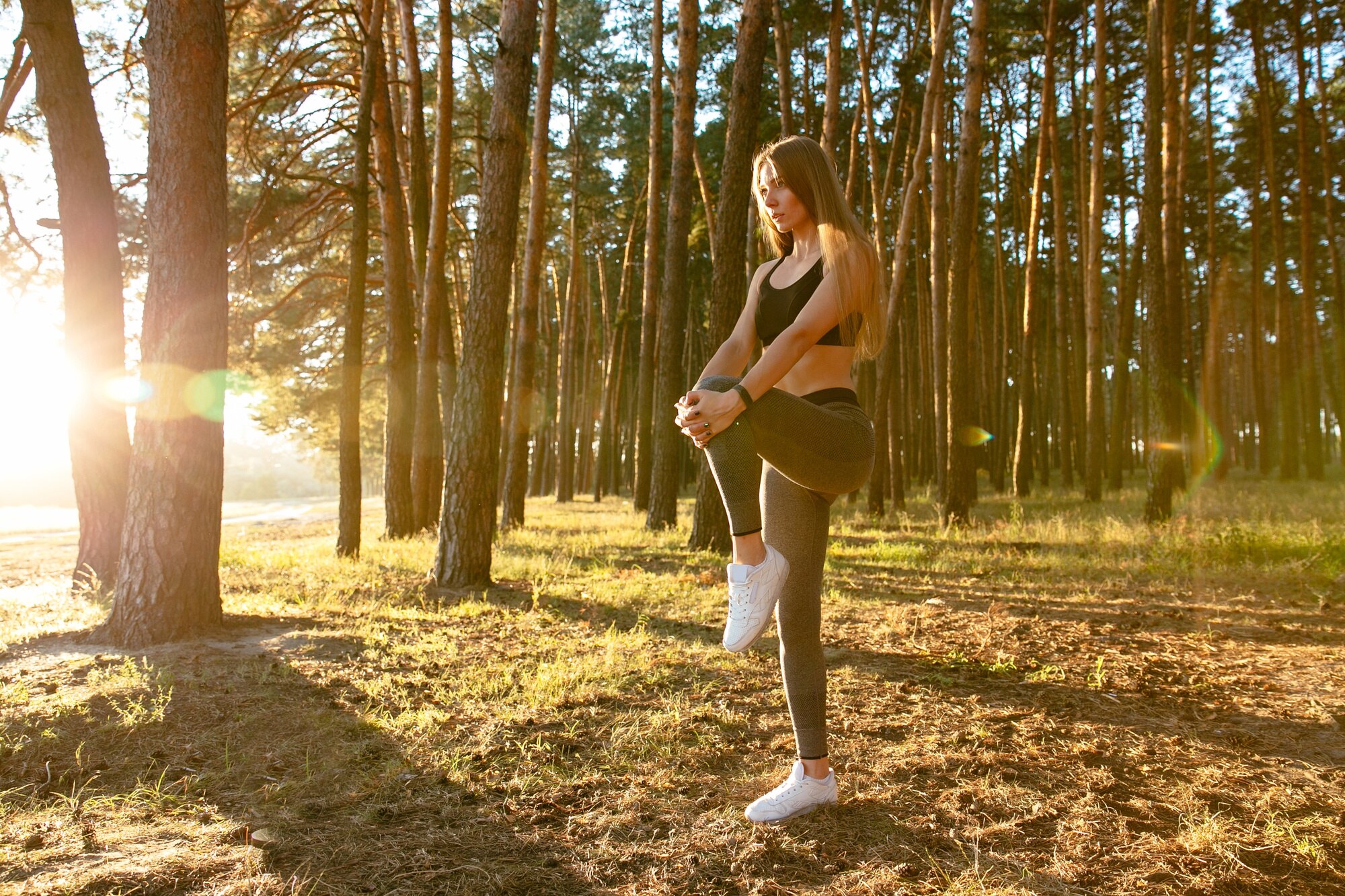 Persona caminando en naturaleza