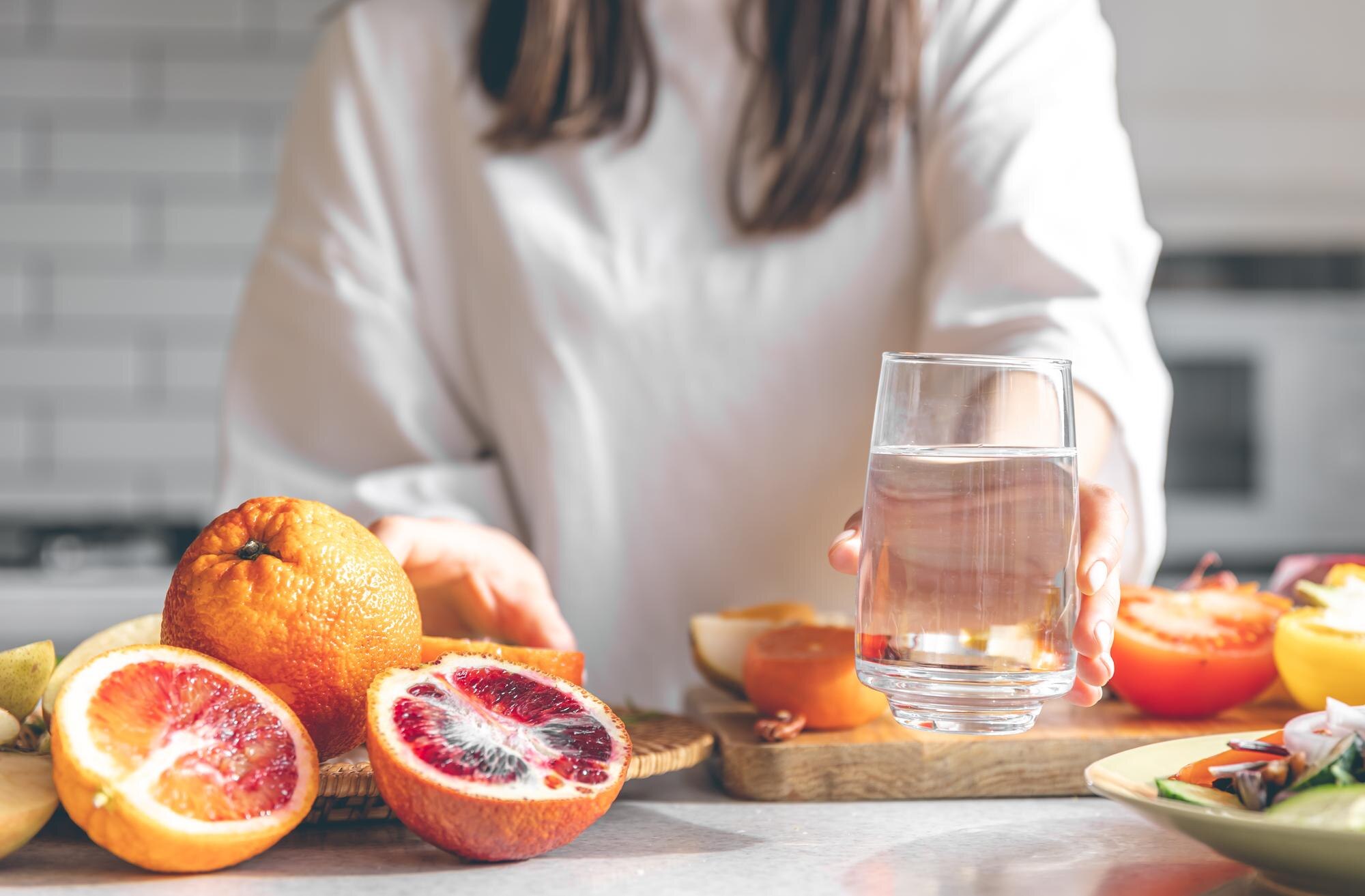 Vaso de agua fresca con frutas